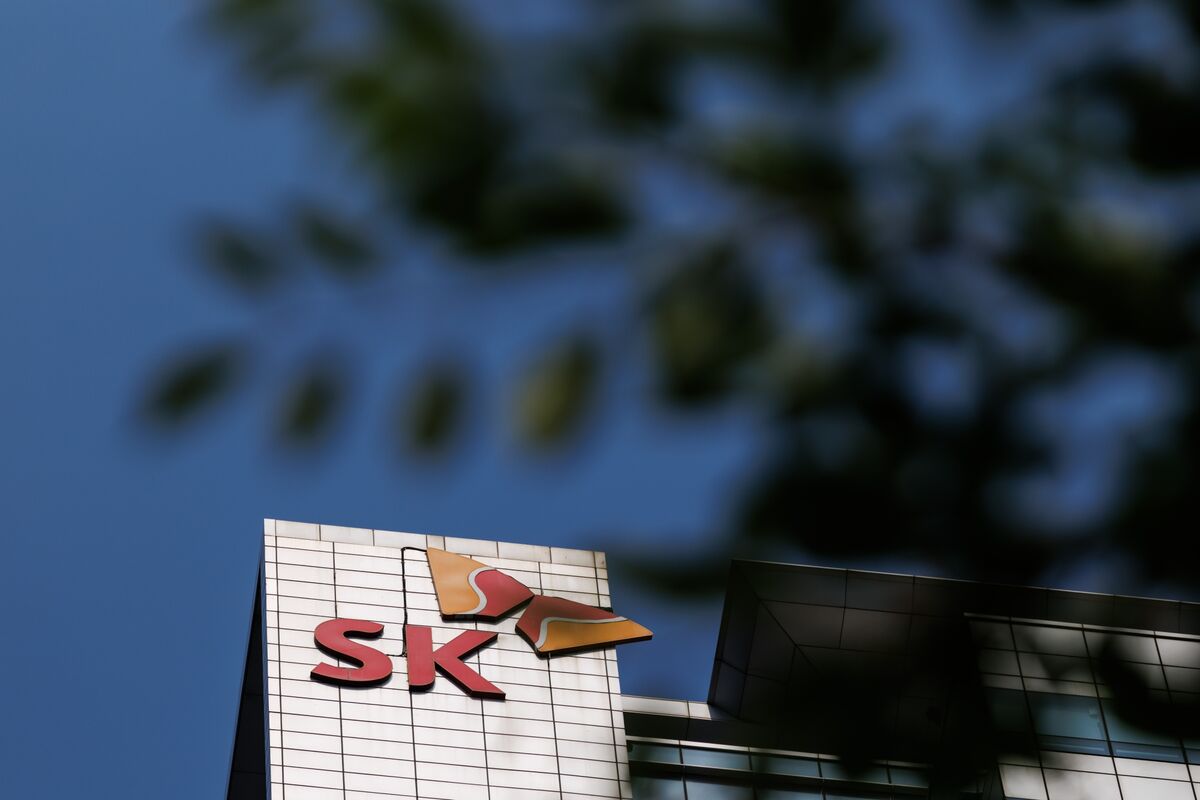 SK Hynix Is Said to Weigh 0.5% Fee Payout in Mega ADR Offering