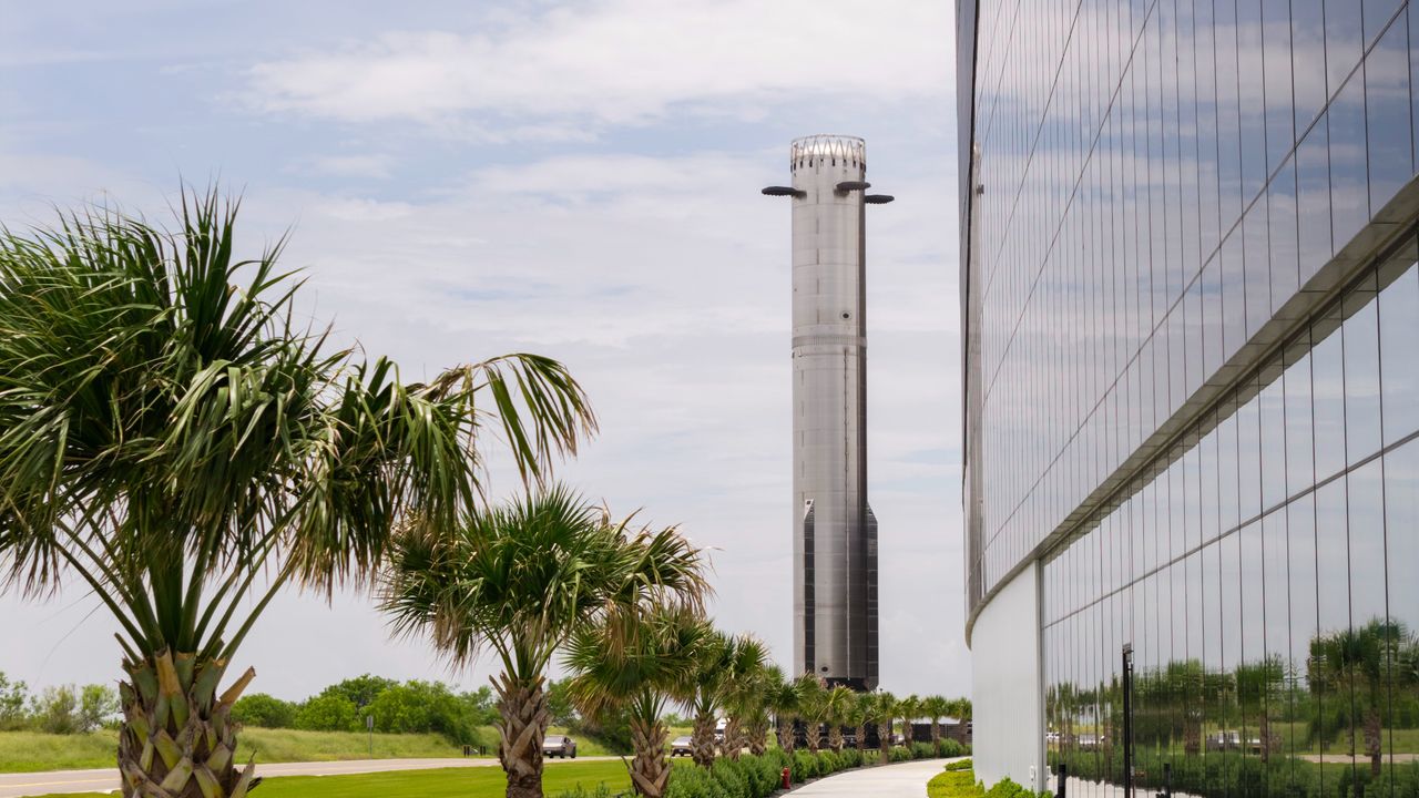  SpaceX ignites all 33 powerful engines on Starship booster ahead of Flight 13 launch 