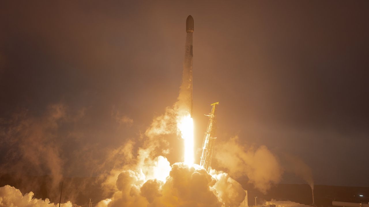 SpaceX снова покоряет космос: 24 спутника Starlink отправлены в орбиту!